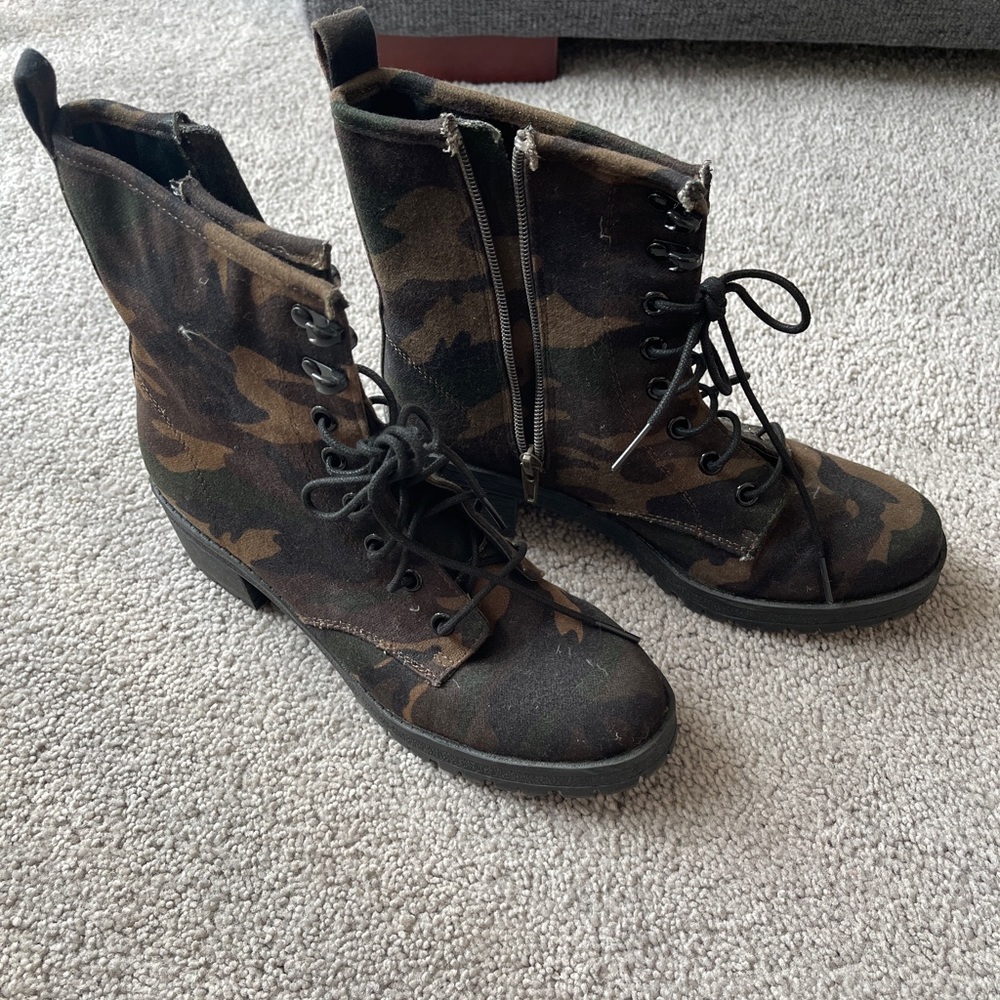 camouflage army pattern combat boots in women’s size 7.5